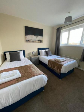Stunning 3 bedrooms house with Garden and Free Parking